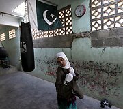 Pakistanietės boksininkės treniruojasi kad taptų profesionalėmis ir garsintų savo &scaron;alį