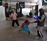 Pakistanietės boksininkės treniruojasi kad taptų profesionalėmis ir garsintų savo &scaron;alį