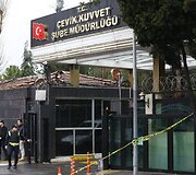 Stambule dvi užpuolikės atakavo policijos būstinę
