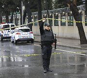Stambule dvi užpuolikės atakavo policijos būstinę