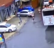 Stambule dvi užpuolikės atakavo policijos būstinę