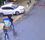 Stambule dvi užpuolikės atakavo policijos būstinę