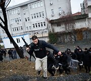 Stambule dvi užpuolikės atakavo policijos būstinę
