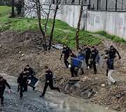 Stambule dvi užpuolikės atakavo policijos būstinę