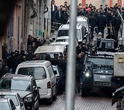 Stambule dvi užpuolikės atakavo policijos būstinę