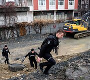 Stambule dvi užpuolikės atakavo policijos būstinę
