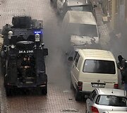 Stambule dvi užpuolikės atakavo policijos būstinę