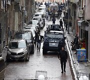 Stambule dvi užpuolikės atakavo policijos būstinę