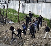Stambule dvi užpuolikės atakavo policijos būstinę
