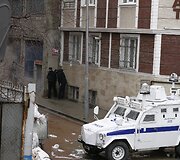 Stambule dvi užpuolikės atakavo policijos būstinę