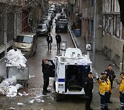 Stambule dvi užpuolikės atakavo policijos būstinę