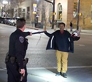 Policininkas sulaiko praeivį paauglį Solt Leik Sityje