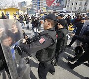 Moters dienos minėjimas Stambule baigėsi policijos &scaron;ūviais į moteris