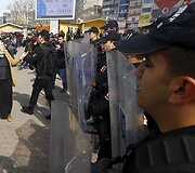 Moters dienos minėjimas Stambule baigėsi policijos &scaron;ūviais į moteris
