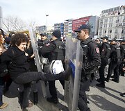 Moters dienos minėjimas Stambule baigėsi policijos &scaron;ūviais į moteris