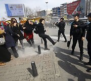 Moters dienos minėjimas Stambule baigėsi policijos &scaron;ūviais į moteris