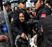 Moters dienos minėjimas Stambule baigėsi policijos &scaron;ūviais į moteris