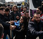 Moters dienos minėjimas Stambule baigėsi policijos &scaron;ūviais į moteris