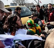 Moters dienos minėjimas Stambule baigėsi policijos &scaron;ūviais į moteris