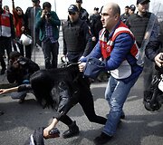 Moters dienos minėjimas Stambule baigėsi policijos &scaron;ūviais į moteris