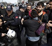 Moters dienos minėjimas Stambule baigėsi policijos &scaron;ūviais į moteris