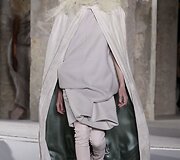 &bdquo;Rick Owens&ldquo; 2016 m. rudens-žiemos kolekcijos modelis