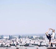 Vienoje gyvenanti Sara Ticha apkeliavo visą Europą ir fotografavosi atliekant jogos pozas