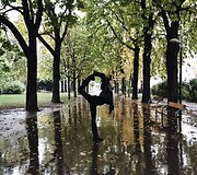 Vienoje gyvenanti Sara Ticha apkeliavo visą Europą ir fotografavosi atliekant jogos pozas