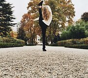 Vienoje gyvenanti Sara Ticha apkeliavo visą Europą ir fotografavosi atliekant jogos pozas