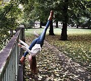 Vienoje gyvenanti Sara Ticha apkeliavo visą Europą ir fotografavosi atliekant jogos pozas