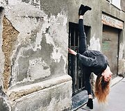 Vienoje gyvenanti Sara Ticha apkeliavo visą Europą ir fotografavosi atliekant jogos pozas