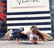 Vienoje gyvenanti Sara Ticha apkeliavo visą Europą ir fotografavosi atliekant jogos pozas