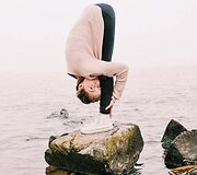 Vienoje gyvenanti Sara Ticha apkeliavo visą Europą ir fotografavosi atliekant jogos pozas