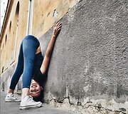 Vienoje gyvenanti Sara Ticha apkeliavo visą Europą ir fotografavosi atliekant jogos pozas