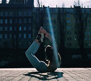 Vienoje gyvenanti Sara Ticha apkeliavo visą Europą ir fotografavosi atliekant jogos pozas