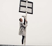Vienoje gyvenanti Sara Ticha apkeliavo visą Europą ir fotografavosi atliekant jogos pozas
