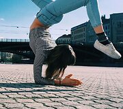 Vienoje gyvenanti Sara Ticha apkeliavo visą Europą ir fotografavosi atliekant jogos pozas