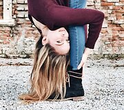 Vienoje gyvenanti Sara Ticha apkeliavo visą Europą ir fotografavosi atliekant jogos pozas