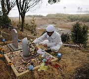 Norio Kimura prie per cunamį žuvusių artimųjų kapų