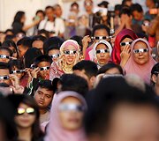 Žmonės stebi saulės užtemimą Indonezijoje