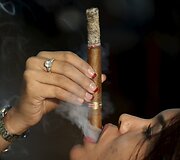 Havanoje ilgiausio surukyto cigaro konkurso dalyvė