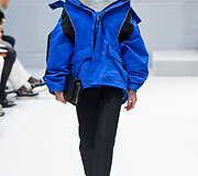&bdquo;Balenciaga&ldquo; 2016 m. rudens-žiemos kolekcijos modelis