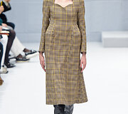&bdquo;Balenciaga&ldquo; 2016 m. rudens-žiemos kolekcijos modelis