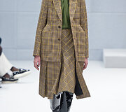 &bdquo;Balenciaga&ldquo; 2016 m. rudens-žiemos kolekcijos modelis