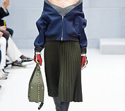 &bdquo;Balenciaga&ldquo; 2016 m. rudens-žiemos kolekcijos modelis