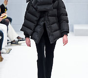 &bdquo;Balenciaga&ldquo; 2016 m. rudens-žiemos kolekcijos modelis