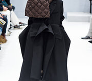 &bdquo;Balenciaga&ldquo; 2016 m. rudens-žiemos kolekcijos modelis