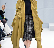 &bdquo;Balenciaga&ldquo; 2016 m. rudens-žiemos kolekcijos modelis