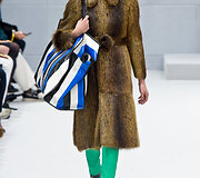 &bdquo;Balenciaga&ldquo; 2016 m. rudens-žiemos kolekcijos modelis