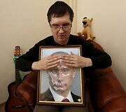 Aklasis Rusijoje liečia Putino portretą